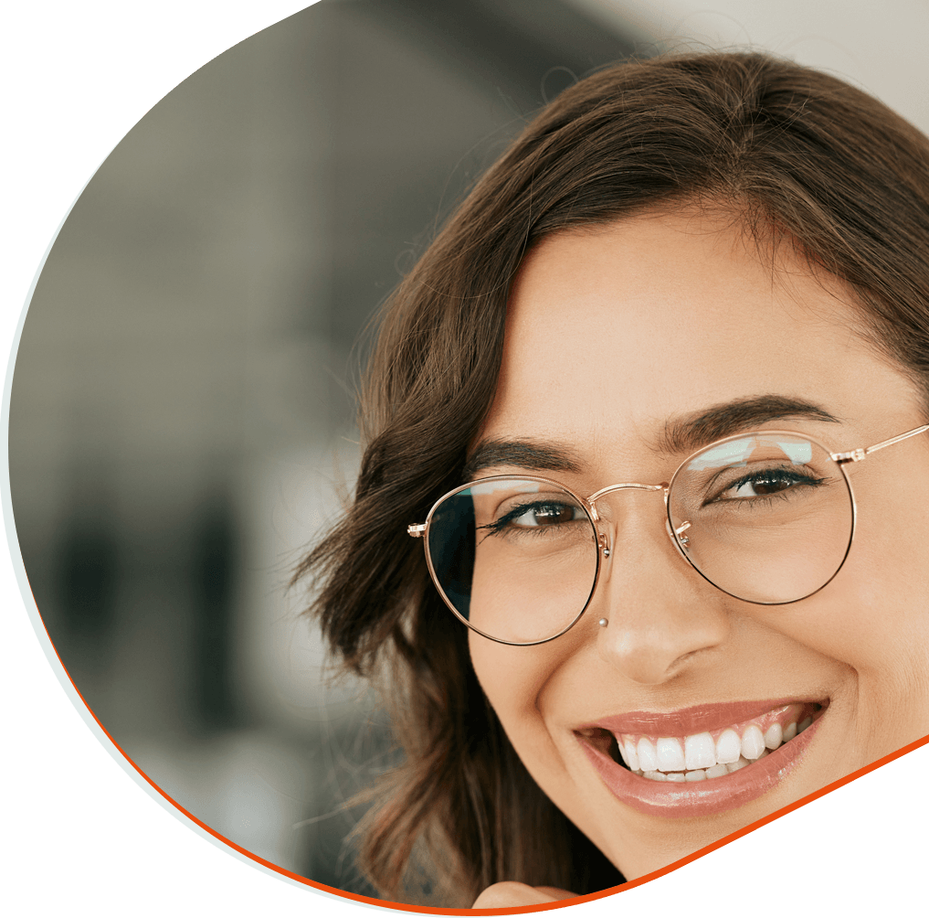 Cliente satisfaite avec ses lunettes en lunetterie