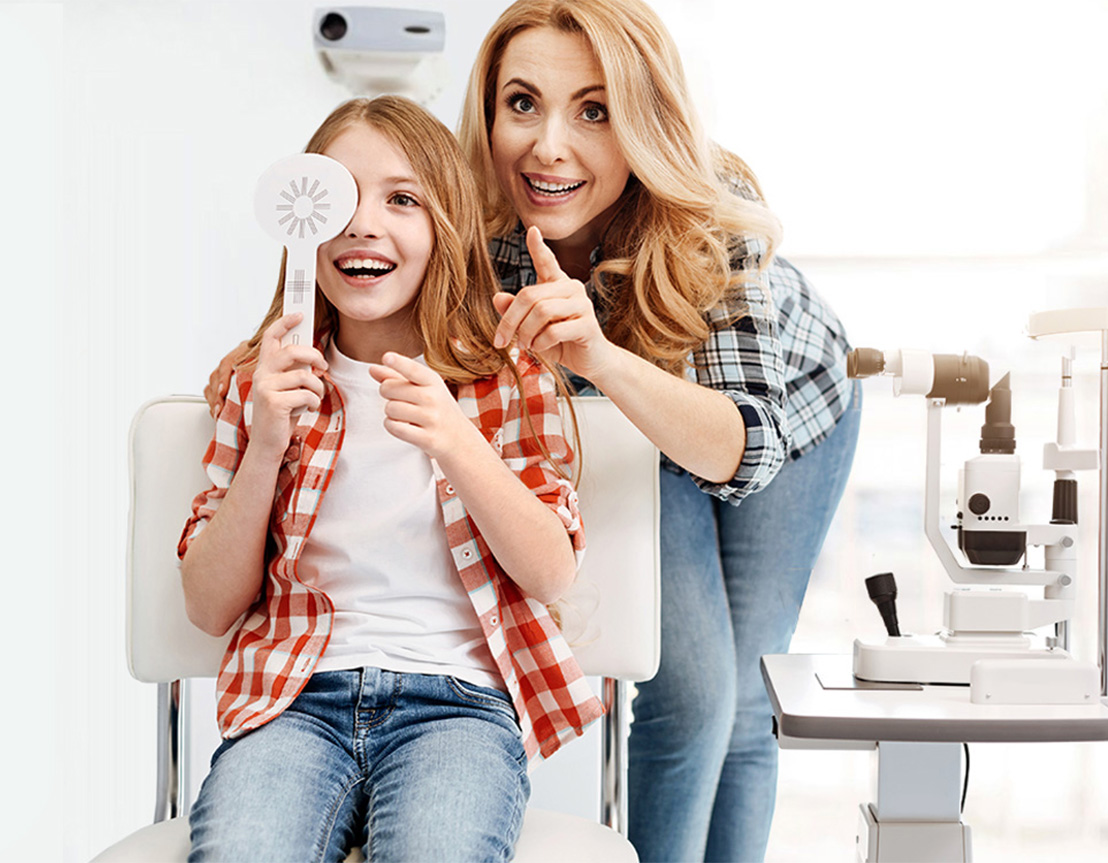 Examen de vue d'un enfant en clinique d’optométrie